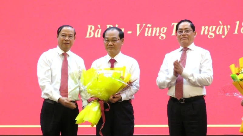 Đồng chí Mai Ngọc Thuận, Ủy viên Ban Thường vụ, Phó Chủ tịch Hội đồng nhân dân tỉnh nhận quyết định thôi tham gia công tác, chờ giải quyết chế độ nghỉ hưu theo quy định.