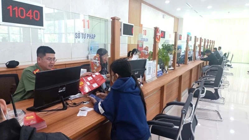 Cán bộ Công an tỉnh hướng dẫn thủ tục đề nghị cấp phiếu lý lịch tư pháp qua ứng dụng VNeID cho công dân.