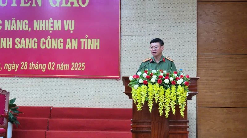 Đại tá Vũ Như Hà, Bí thư Đảng ủy, Giám đốc Công an tỉnh chủ trì và phát biểu tại buổi lễ. 