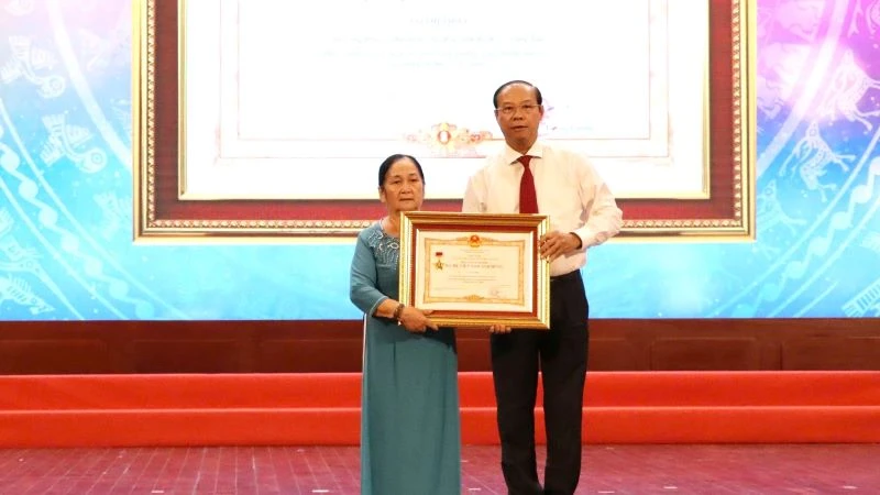 Chủ tịch Ủy ban nhân dân tỉnh Nguyễn Văn Thọ đã trao bằng truy tặng danh hiệu "Mẹ Việt Nam anh hùng" cho Mẹ Võ Thị Thiểu (thành phố Bà Rịa, tỉnh Bà Rịa-Vũng Tàu).