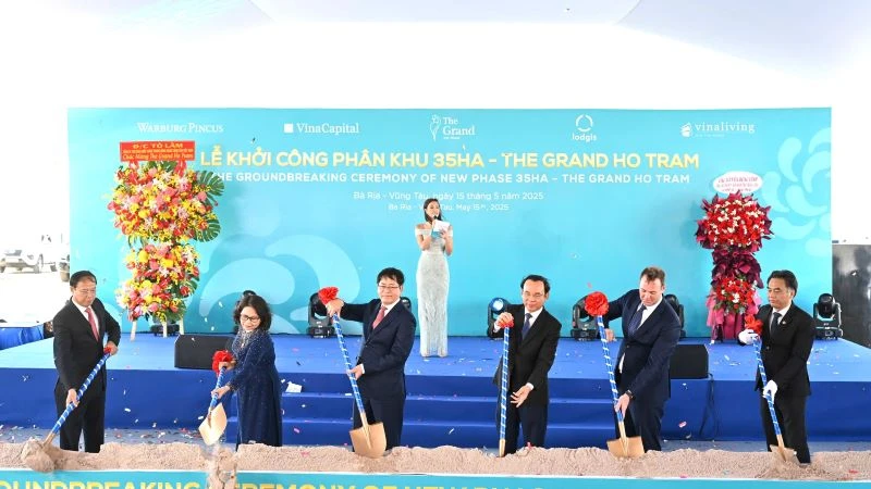 Các đại biểu thực hiện nghi thức khởi công dự án.