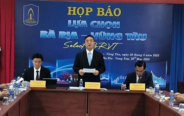 Đồng chí Hoàng Vũ Thảnh, Giám đốc Sở Tài chính phát biểu tại buổi họp báo thông tin về chương trình Hội nghị đầu tư năm 2025.