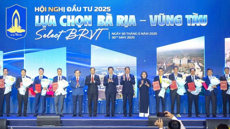 Các doanh nghiệp được trao giấy chứng nhận đầu tư nhân dịp này.