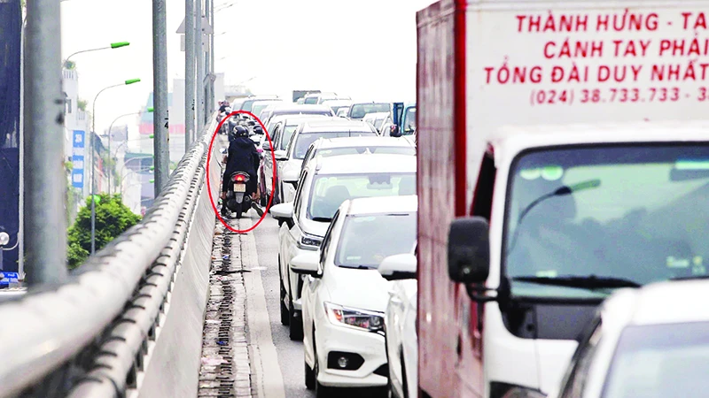 Khi bị phát hiện, nhiều trường hợp quay ngược chiều xe trên đường Vành đai 2, gây nguy hiểm cho hàng loạt phương tiện khác. Ảnh | TRẦN THANH