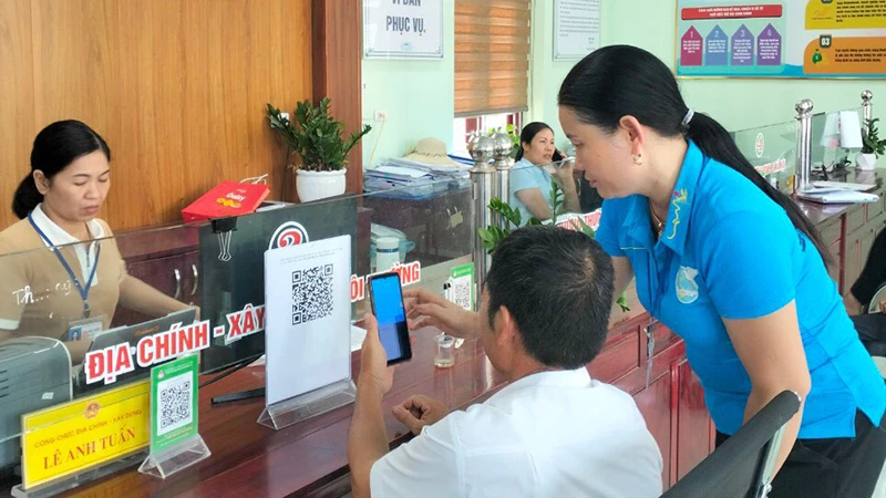 Khảo sát, lấy ý kiến của người dân về thực hiện văn minh, văn hóa công sở tại UBND thị trấn Bắc Lý, huyện Hiệp Hòa.