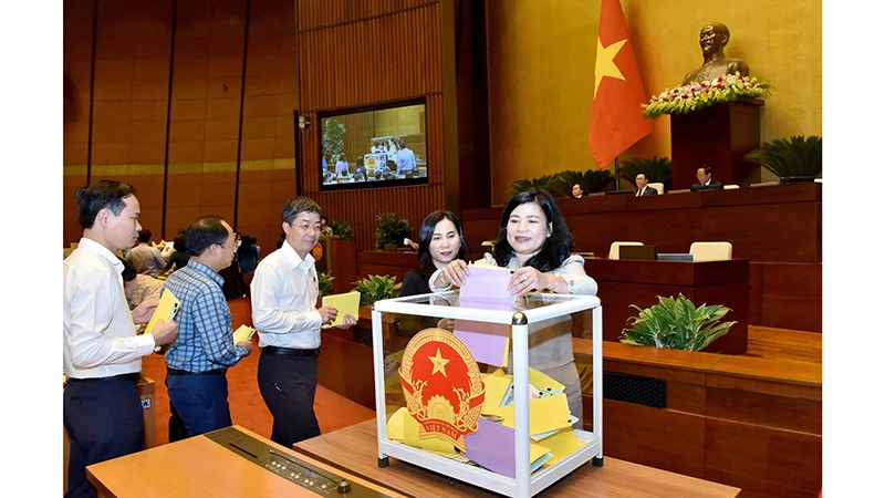 Các đại biểu Quốc hội bỏ phiếu tín nhiệm các chức danh do Quốc hội bầu hoặc phê chuẩn. Ảnh | DUY LINH