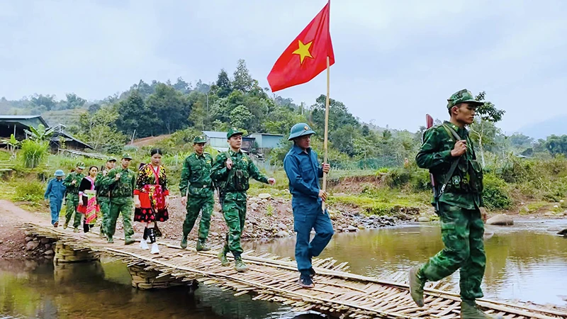 Cán bộ, chiến sĩ Đồn Biên phòng Na Cô Sa phối hợp tổ tự quản tuần tra đường biên, cột mốc.