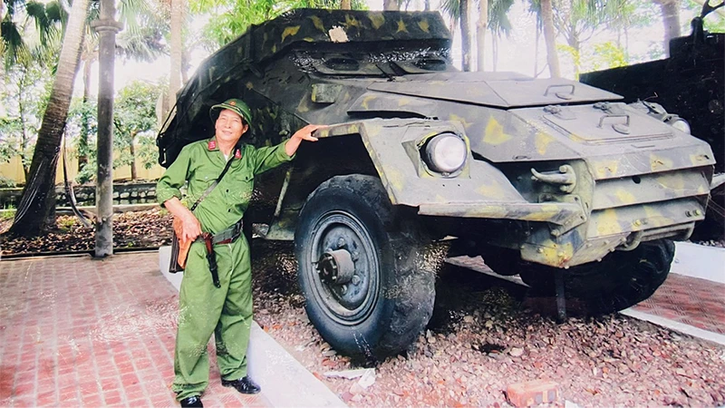 Cựu chiến binh Phạm Ngọc Sơn bên xe phá bom từ trường tại Bảo tàng Đường Hồ Chí Minh.