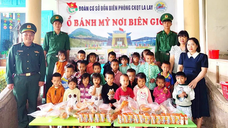 Năm 2024 triển khai mô hình "Ổ bánh mì nơi biên giới" đã hỗ trợ 2.128 ổ bánh mì và sữa cho học sinh.