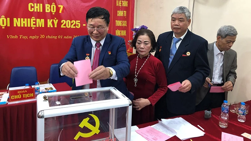Bỏ phiếu bầu Bí thư Chi bộ 7, Đảng bộ phường Vĩnh Tuy, nhiệm kỳ 2025-2027. 