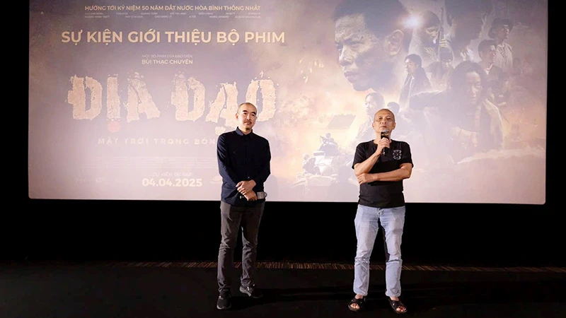 Doanh nhân Nguyễn Thành Nam (phải) và đạo diễn Bùi Thạc Chuyên chia sẻ tại buổi giới thiệu dự án phim “Địa đạo: Mặt trời trong bóng tối”. 