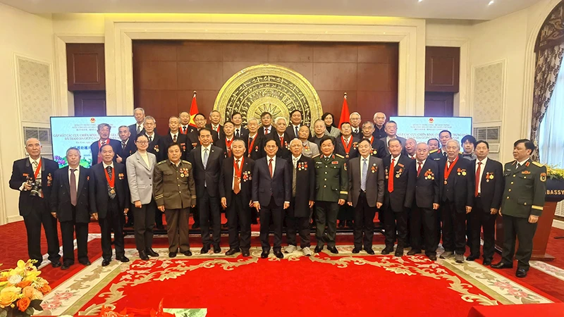 Ông Trương Văn Bân và các cựu chiến binh Trung Quốc tại hoạt động tri ân của Bộ Quốc phòng Việt Nam tổ chức tháng 12/2024 tại Bắc Kinh. Ảnh | NVCC