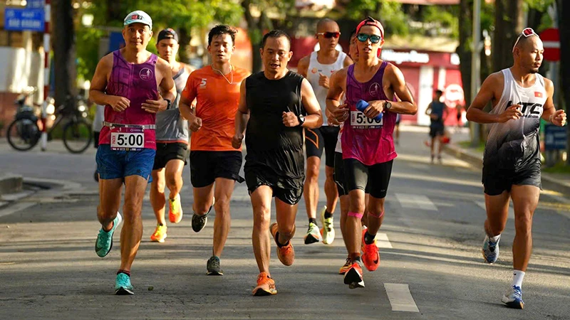 Một buổi sáng thứ bảy bên Hồ Gươm của cộng đồng Chay365. 