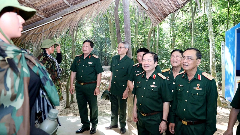 Các cựu chiến binh thăm Địa đạo Củ Chi nhân kỷ niệm 50 năm Ngày Giải phóng miền nam, thống nhất đất nước.
