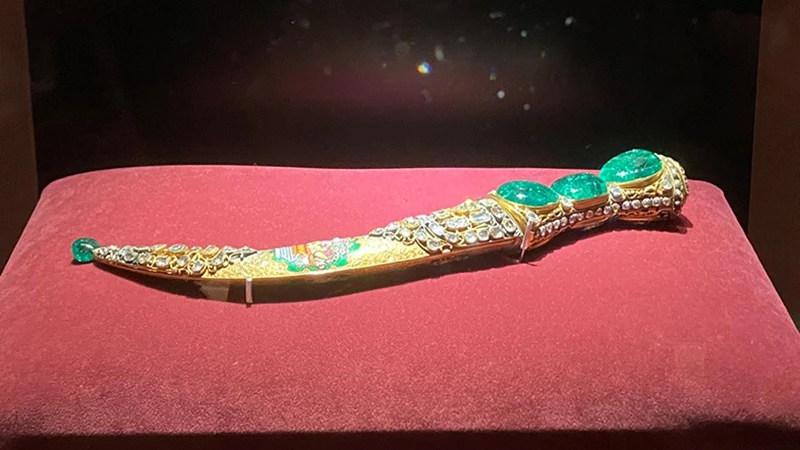 Con dao găm “Topkapi Emerald” nổi tiếng, với phần chuôi gắn ba viên ngọc lục bảo Columbia cỡ lớn và phần vỏ bằng vàng nạm đá quý. 
