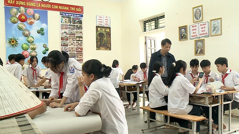 Chiếc nón lá truyền thống đã có mặt trong những tiết học của thầy và trò Trường THCS Gia Thanh, huyện Phù Ninh, Phú Thọ. 