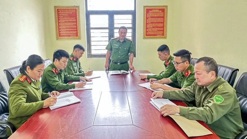 Công an xã Thống Nhất họp bàn trao đổi công việc.
