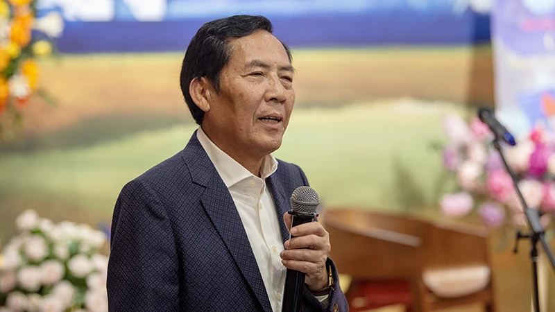 Nhà thơ Thuận Hữu chia sẻ về tuyển thơ Nhặt dọc đường. Ảnh | THỦY NGUYÊN