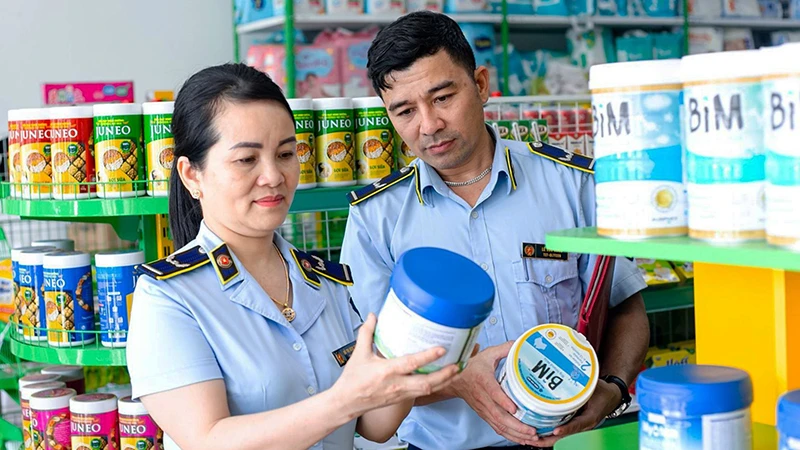Lực lượng quản lý thị trường tỉnh Thanh Hóa kiểm tra các sản phẩm sữa đang kinh doanh trên địa bàn huyện Hoằng Hóa. Ảnh | LÊ NAM