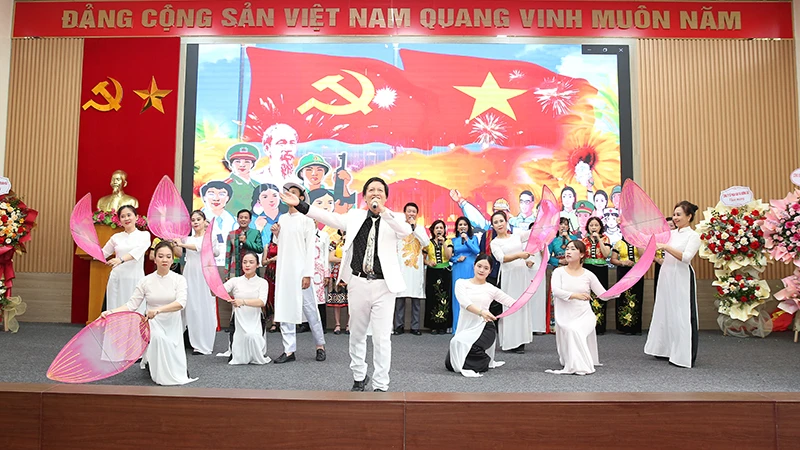 Chương trình văn nghệ chào mừng Lễ kỷ niệm.
