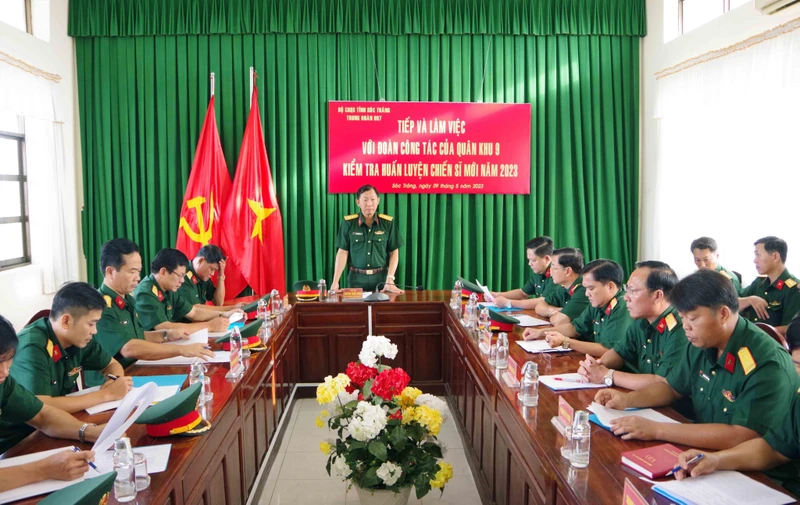 Đoàn công tác kiểm tra công tác huấn luyện chiến sĩ mới tại Trung đoàn bộ binh 897