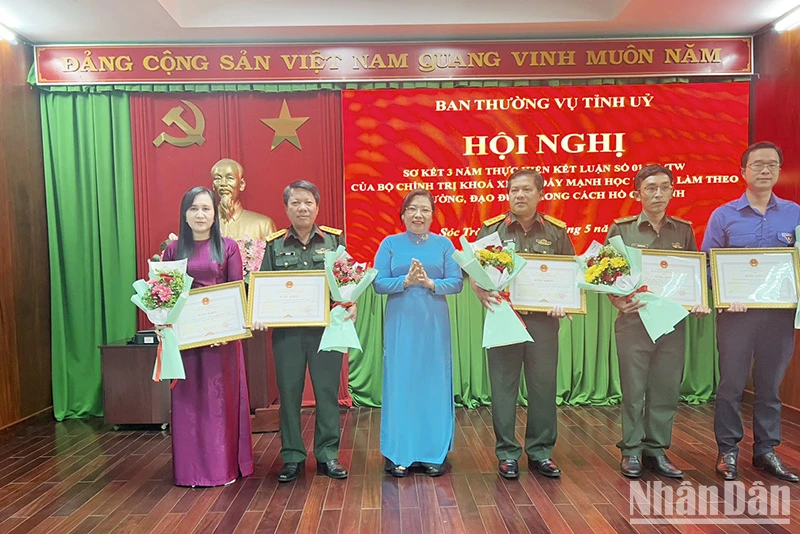 Tặng Bằng khen UBND tỉnh Sóc Trăng cho các tập thể đạt thành tích xuất sắc 3 năm thực hiện Kết luận số 01-KL/TW.