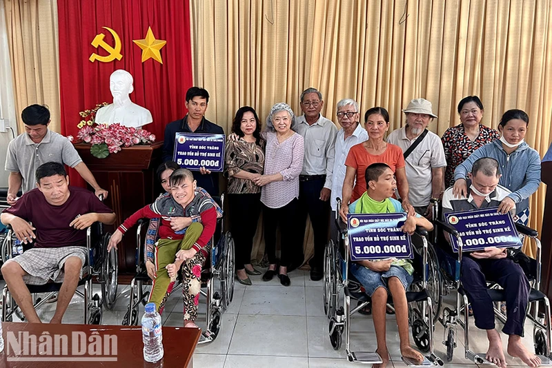 Tặng vốn hỗ trợ sinh kế cho nạn nhân bị nhiễm chất độc hóa học da cam tại huyện Mỹ Tú.