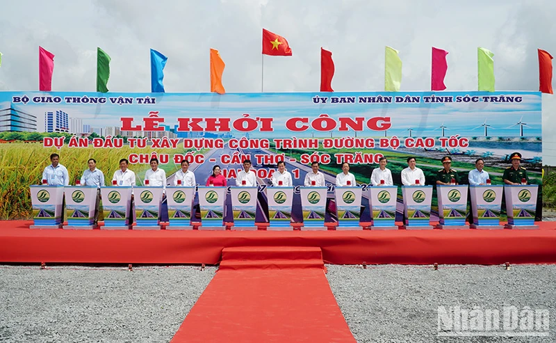 Phó Thủ tướng Lê Minh Khái cùng lãnh đạo các bộ, ngành và địa phương thực hiện nghi thức khởi công.