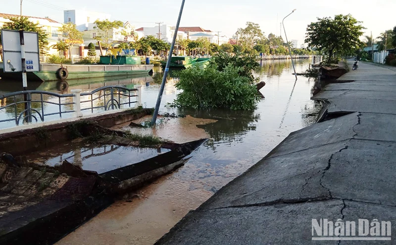 Hiện trường sạt lở nhấn chìm 50m bờ kè bê-tông xuống kênh tại thị trấn Kế Sách (Sóc Trăng).