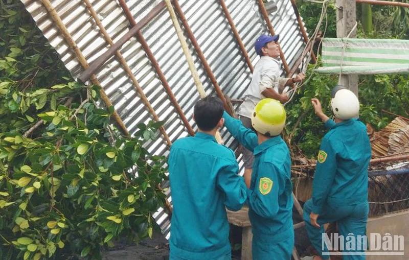 Lực lượng cứu nạn giúp người dân khắc phục thiệt hại do thiên tai.