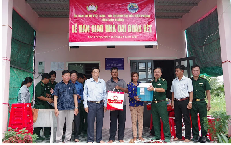 Lãnh đạo các đơn vị tặng quà cho gia đình ông Thạch Thiên Danh.