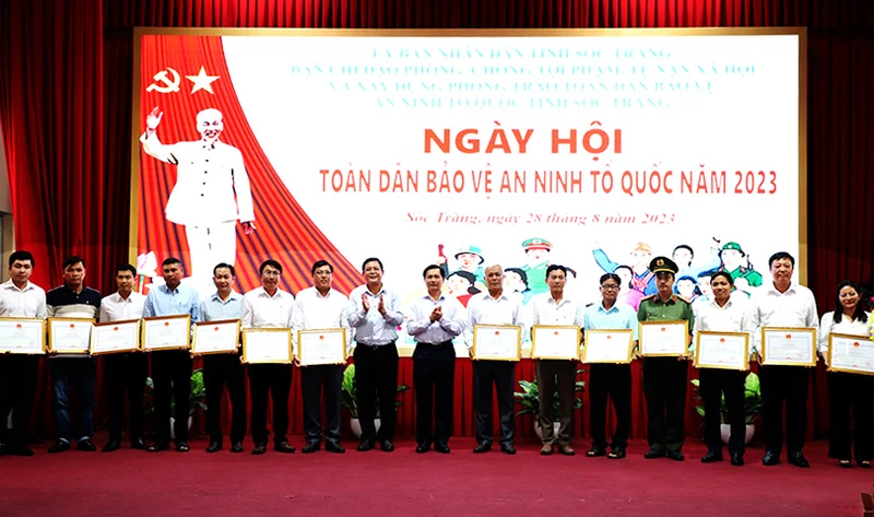 Khen thưởng các tổ chức, cá nhân tích cực trong công tác bảo đảm an ninh trật tự và phong trào toàn dân bảo vệ an ninh Tổ quốc.
