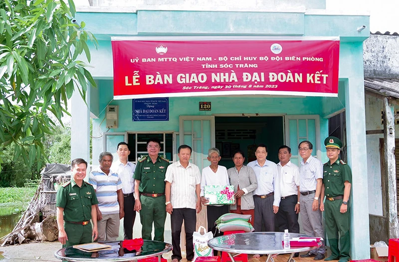 Bàn giao nhà cho gia đình bà Thạch Thị Út, phường 2, thị xã Vĩnh Châu. 