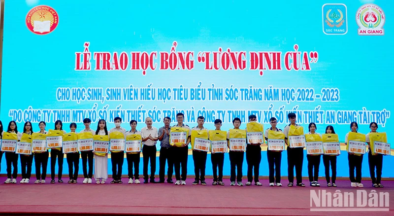 Trao học bổng Lương Định Của cho các học sinh, sinh viên hiếu học của tỉnh Sóc Trăng.