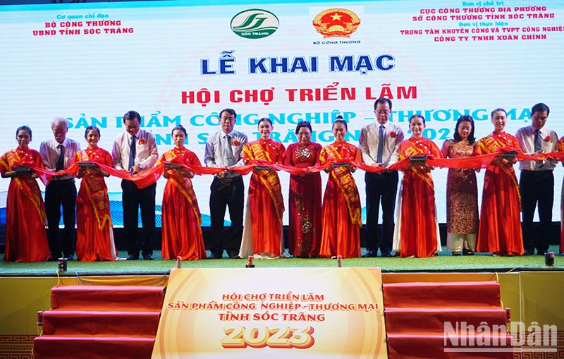 Nghi thức cắt băng khai mạc hội chợ triển lãm.