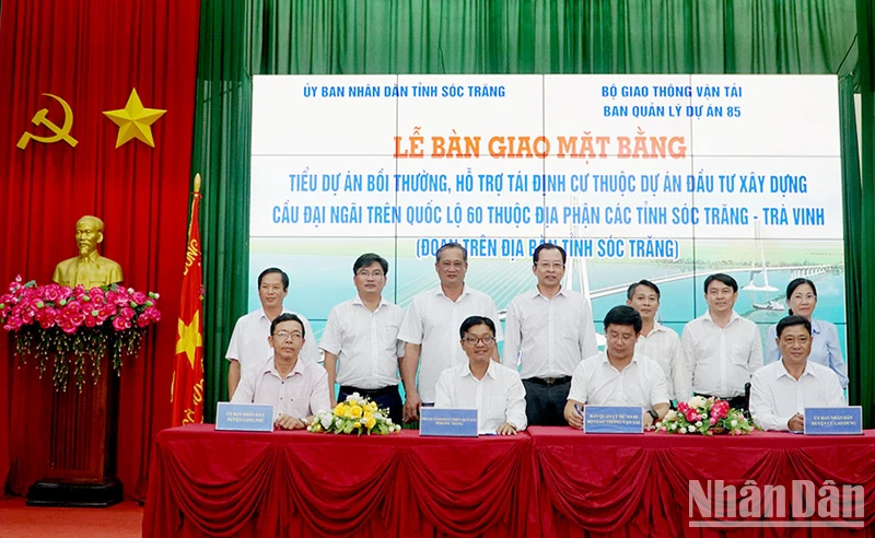 Các đơn vị ký biên bản bàn giao mặt bằng dự án cầu Đại Ngãi.