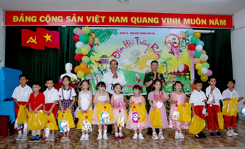 Các cháu thiếu nhi có hoàn cảnh khó khăn được nhận quà và vui Tết Trung thu.
