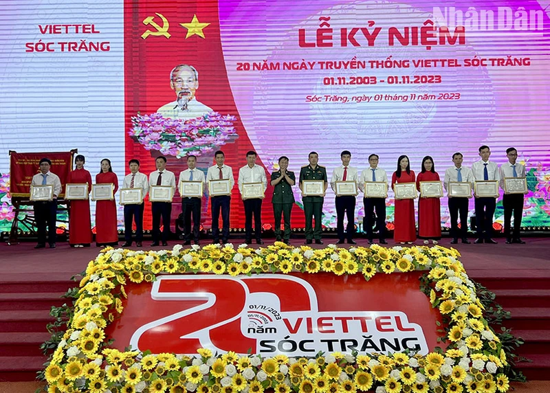 Tặng thưởng các tập thể, cá nhân Viettel Sóc Trăng đạt thành tích xuất sắc trong 20 năm qua.