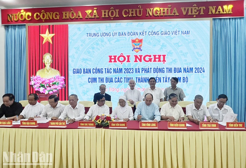 Các đơn vị trong cụm thi đua các tỉnh, thành phố Tây Nam Bộ ký giao ước thi đua năm 2024.