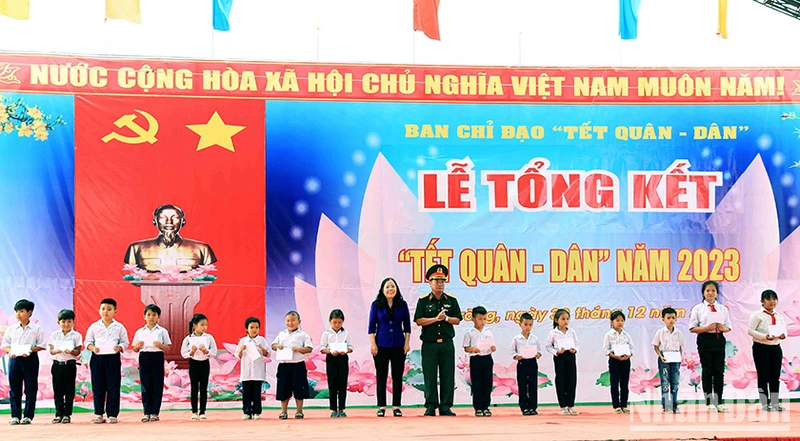 Trao học bổng cho các học sinh nông thôn vượt khó học tốt.