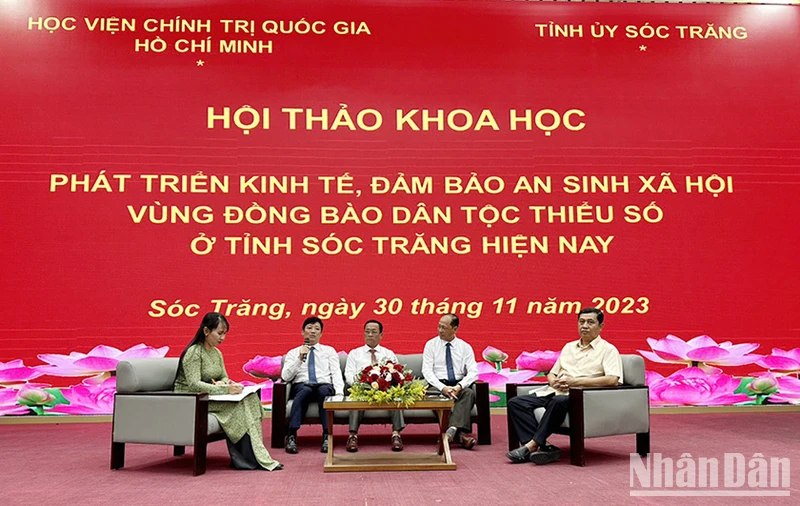 Thảo luận bàn tròn tại hội thảo.