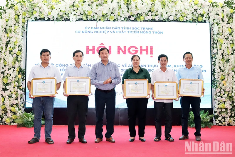 Trao giấy khen cho các tập thể xuất sắc trong thi đua nâng cao hiệu quả quản lý chất lượng an toàn thực phẩm nông lâm sản ở Sóc Trăng.