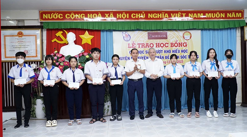 Trao học bổng cho học sinh vượt khó học giỏi ở tỉnh Sóc Trăng. (Ảnh: NGỌC DIỄM)