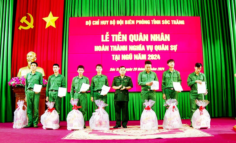 Đại tá Lê Hồng Hà trao quyết định xuất ngũ và tặng quà cho các quân nhân.