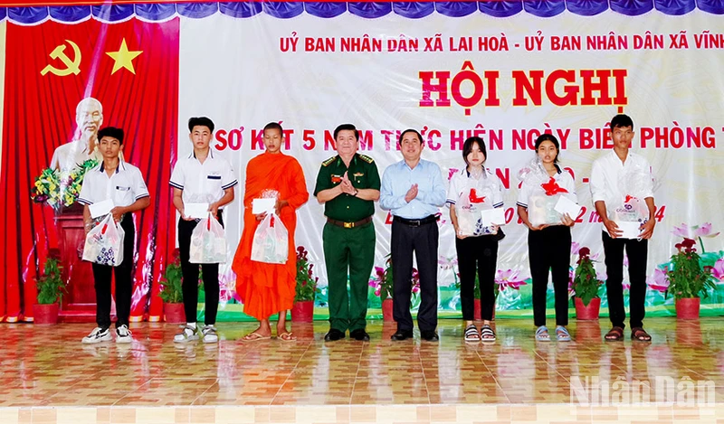 Tặng học bổng cho học sinh vượt khó học tốt vùng biên giới biển.