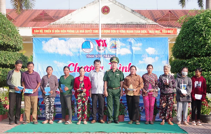 Tặng quà cho người nghèo tại Chương trình “Tháng Ba biên giới”.
