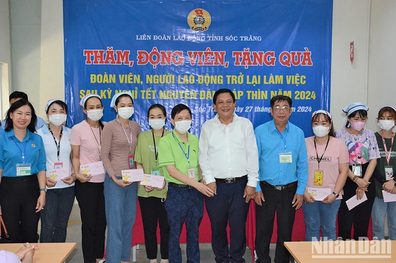 Lãnh đạo tỉnh Sóc Trăng trao quà cho công nhân gặp khó khăn trong khu công nghiệp.