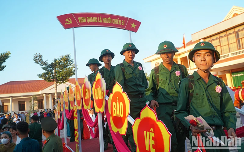 Thanh niên Sóc Trăng hăng hái lên đường bảo vệ Tổ quốc.