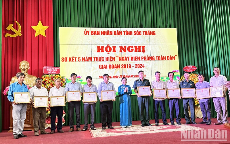 Tặng Bằng khen cho các tập thể và cá nhân có thành tích xuất sắc trong thực hiện Ngày Biên phòng toàn dân.