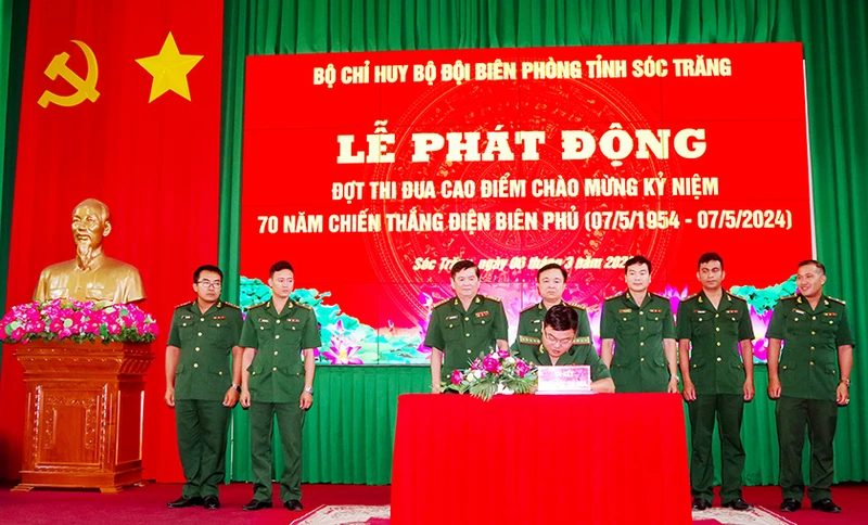 Các đơn vị ký kết giao ước thi đua.